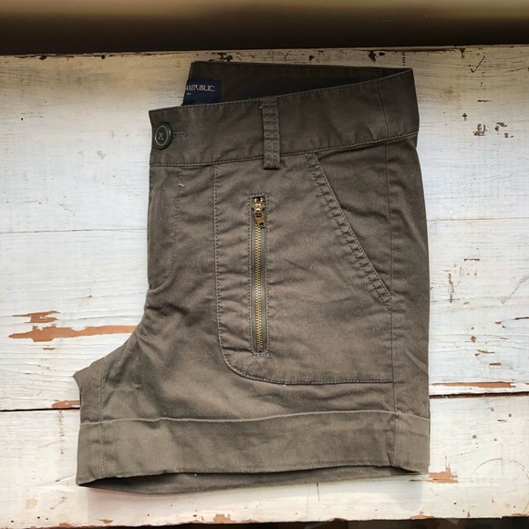 Banana Republic Olive Green Cuffed 4" Shorts - Picture 4 of 9